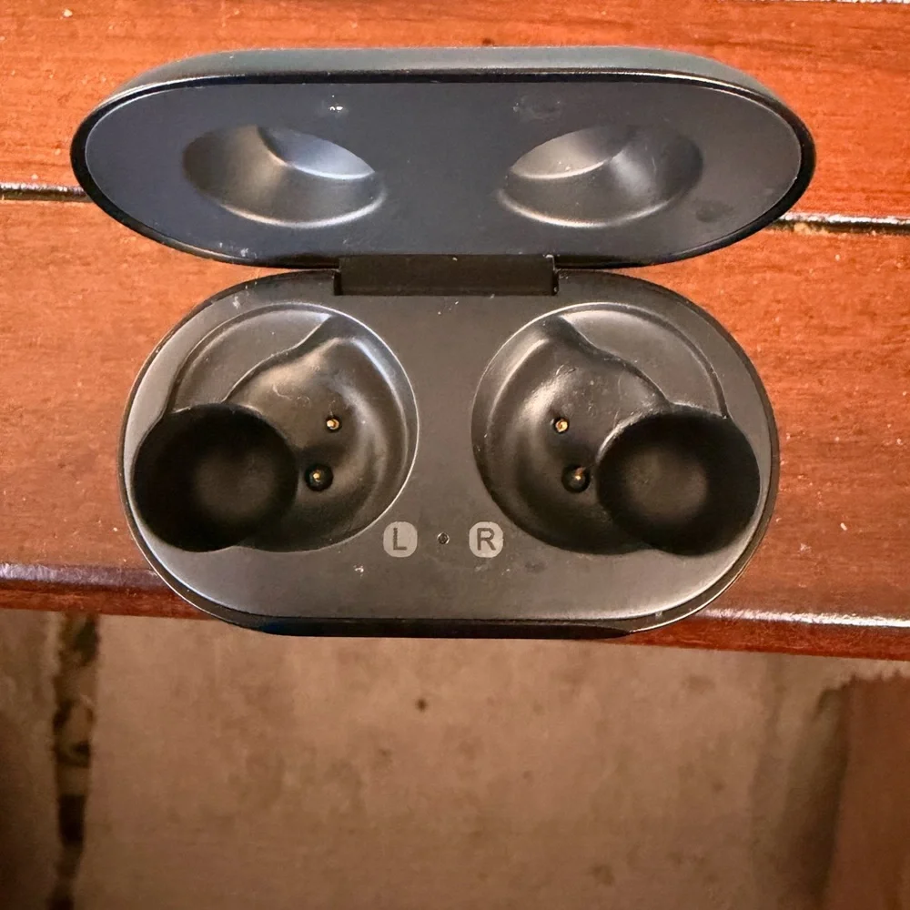 Samsung Black Earbuds Charging Case